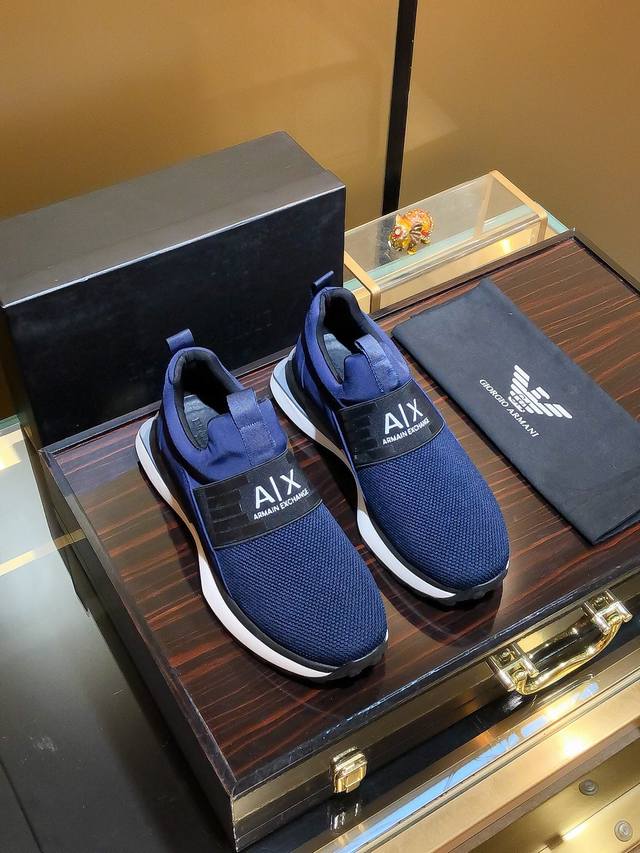 商品名称：Armani 阿玛尼 正规码数: 38-44 套脚鞋 商品材料：精选 网布鞋面，柔软羊皮垫脚；原厂特供大底。